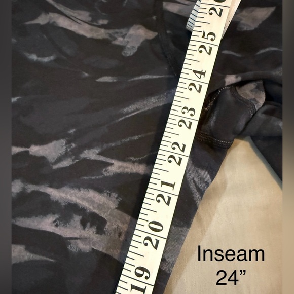 Victoria’s Secret Flow On Point Leggings Black Camouflage Large VS-Short ECU - Picture 12 of 15